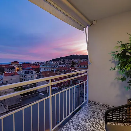 V Luxury