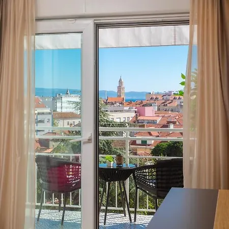 V Luxury Apartment *