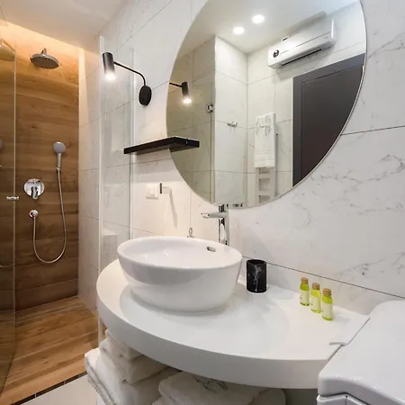 V Luxury Apartment