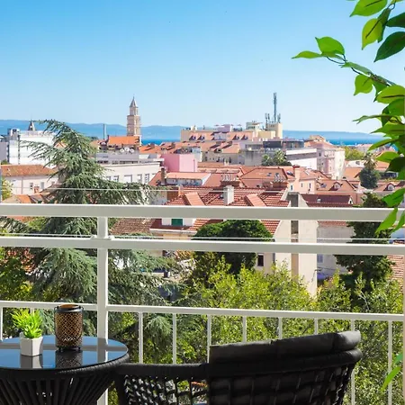 V Luxury Apartment